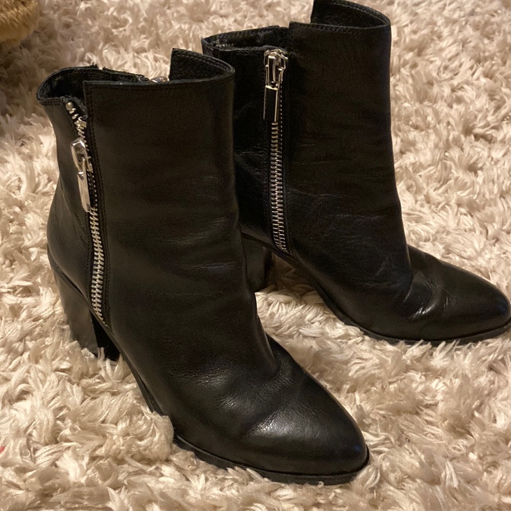 Kenneth Cole black leather ankle boot, Size 7